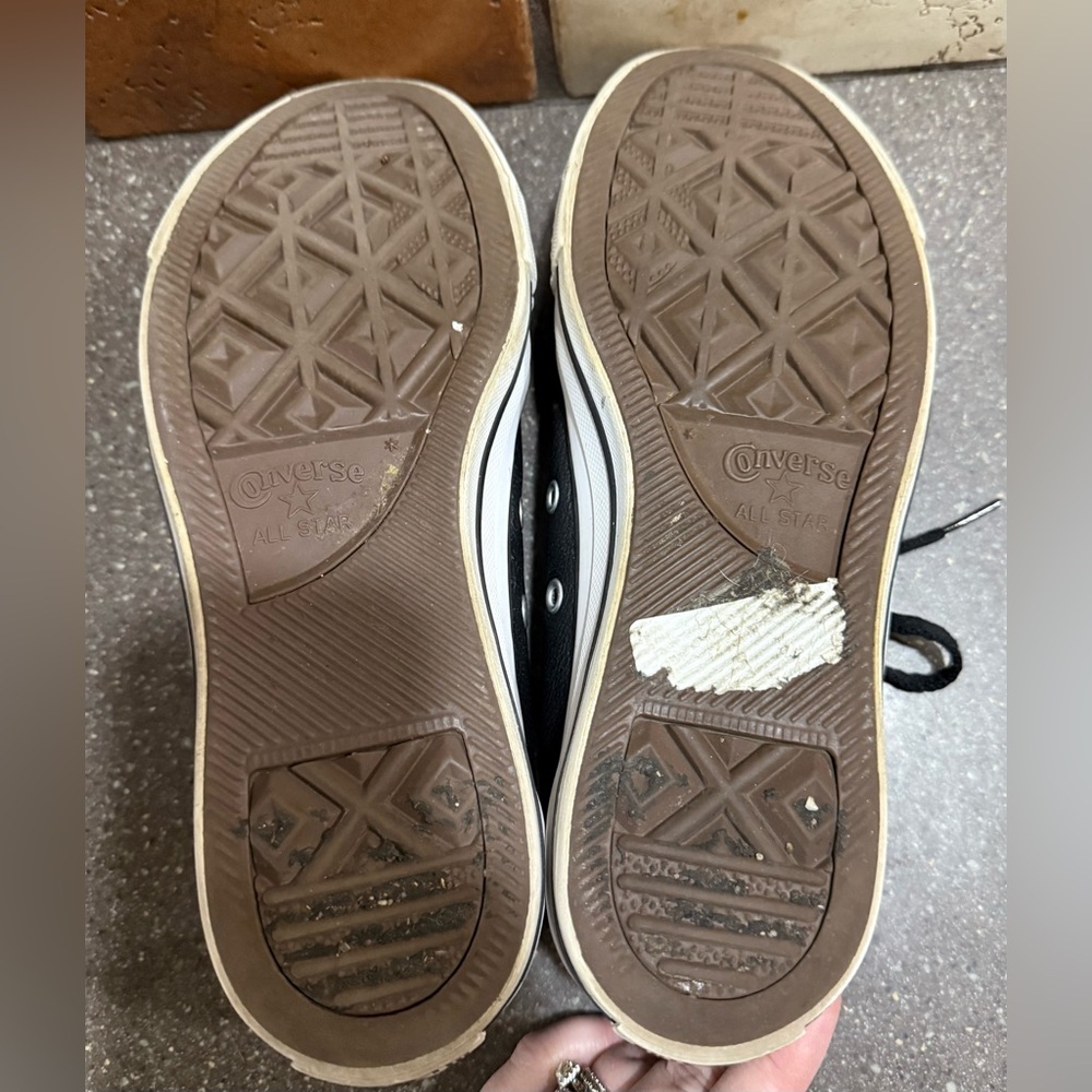 Converse leather Black and White Low-Top Sneakers size men 6.5 and women’s 8. - Picture 6 of 7
